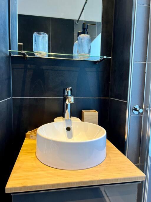 Bellevue - Grand Appartement Pour 5 Sur Les Quais De La Meuse Liège Exteriör bild