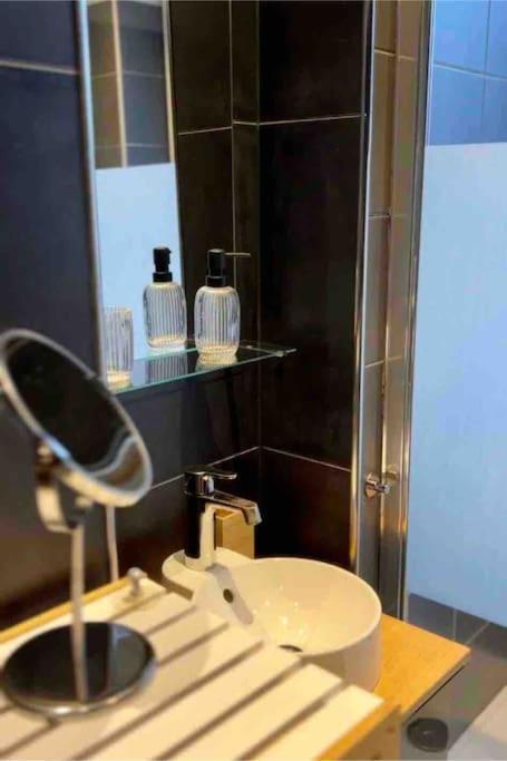 Bellevue - Grand Appartement Pour 5 Sur Les Quais De La Meuse Liège Exteriör bild